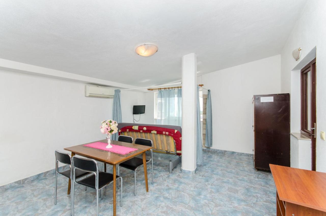 מאקרסקה Apartment And Rooms Ivan מראה חיצוני תמונה